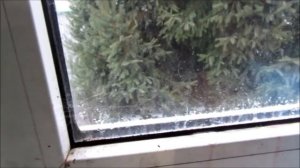 Утепление окна обычной полиэтиленовой плёнкой. Течёт с окон.