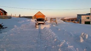 Нива чистит снег