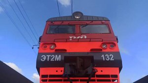 Камера под электро-поездом ЭТ2М-132 на мосту через реку Ижора