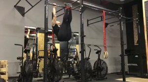 Подносы ног к турнику строгие