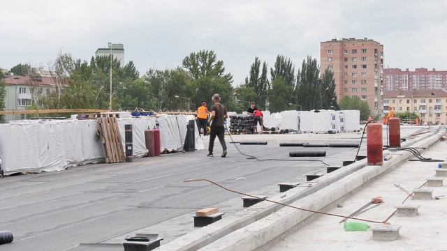 В Самаре на развязке улицы Ново-Садовой закладывают последнюю балку в основание