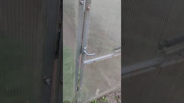 Термопривод для теплицы в действии