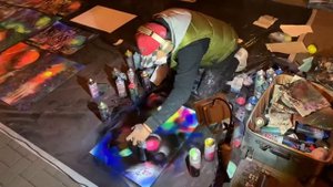 Талантливый уличный художник рисует картину для пары