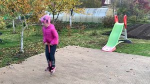 Маргарита прыгает на ПогоСтик / Кузнечик / Pogo Stick Eco Balance