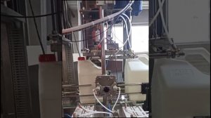 Линия розлива агрессивных жидкостей в канистры.