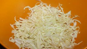 Салат из капусты с колбасой, корейской морковью и сыром