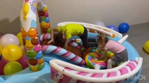 Дети веселятся и развлекаются на детской игровой площадке! Видео для детей!