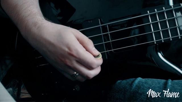 Как играть медиатором на бас гитаре #1