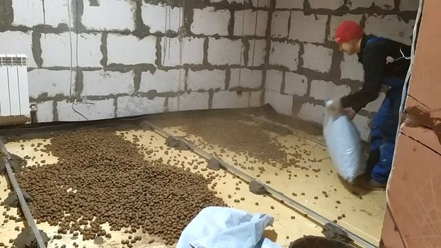 Засыпка керамзита под слой пескобетона 5см после сетки и проливки керамзита молочком из пескобетона смотреть онлайн
