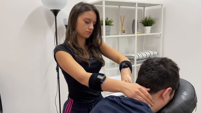 ASMR female amazing chair massage - Neck, back, head and scalp massage