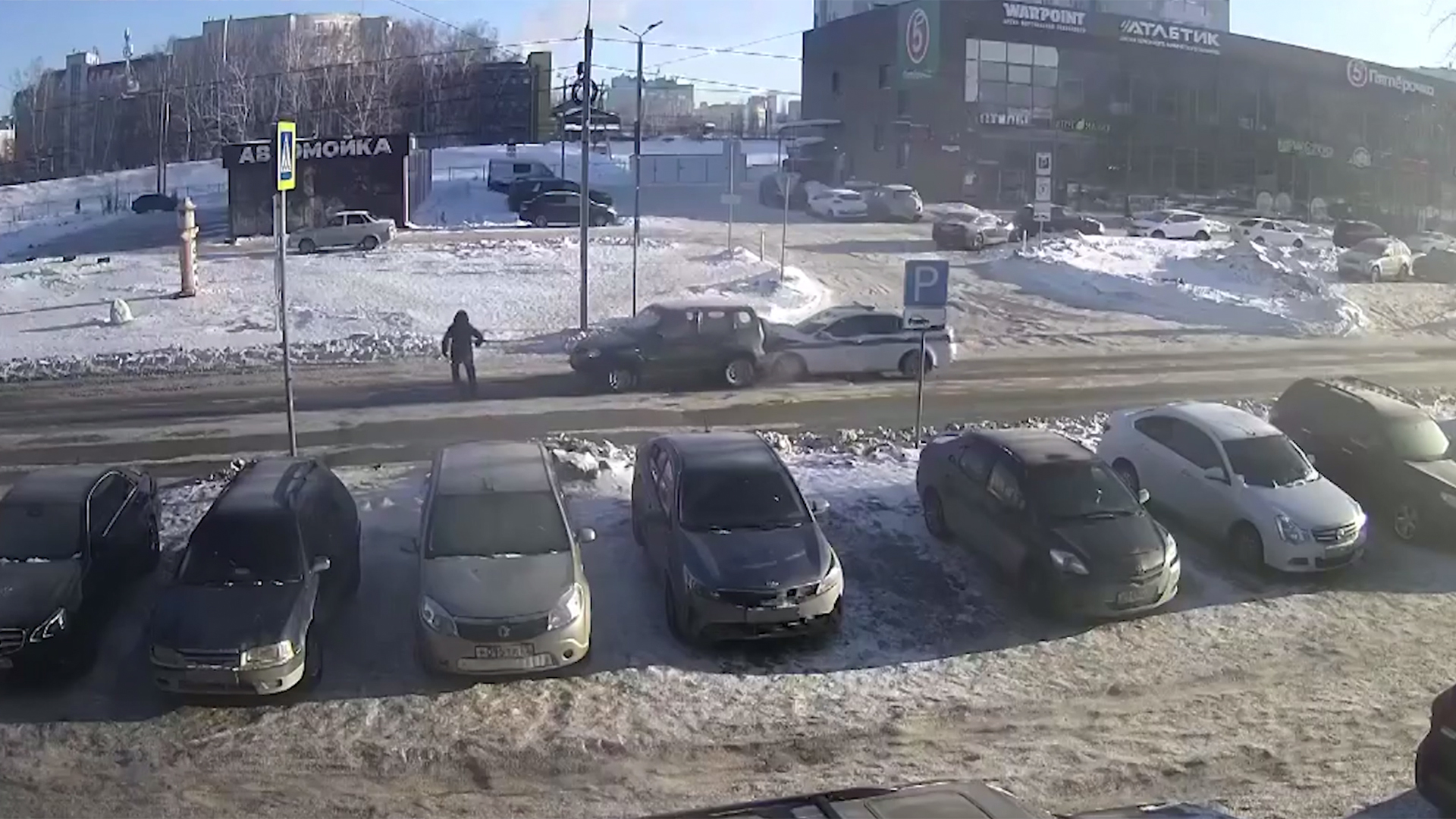 В Омске полицейские устроили ДТП на пешеходном переходе. Шлагбаум.