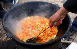 Мастер класс по приготовлению шах-плова Мухамадрасулом Шарифбадаловым. Таджикистан.