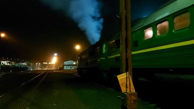 Тепловоз 2М62У-0067 отправляется с грузовым поездом