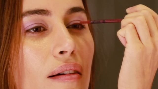 Burgundy eye tutorial with Kosas founder Sheena Yaitanes and Rosie Huntington-Whiteley смотреть онлайн