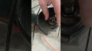 Как правильно надеть диск на болгарку , чтобы не произошло несчастного случая