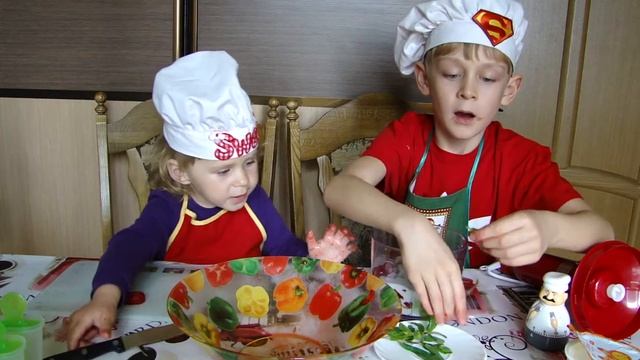 Готовим мороженое в формочках Ссылка на формочки в описании к видео Из клубники и йогурта
