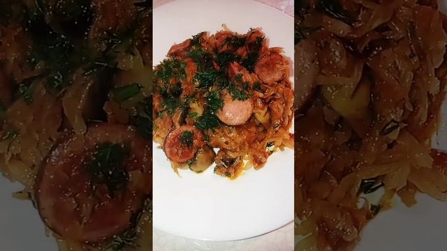 Тушёная капуста с грибами и сосисками