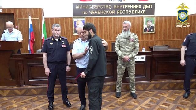27.07.22. Глава МВД по ЧР Руслан Алханов передал ордена Кадырова родственникам погибших героев