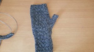 Митенки из рассказовской пряжи с анатомическим пальцем.