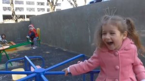 Влог Алиса катается на самокате Хелло Китти Показываем новую детскую площадку  видеоблог #Алиса
