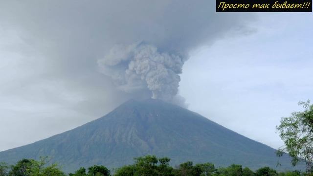 Это повезло снять на камеру! Загадочный ОБЪЕКТ упал в жерло Вулкана! Невероятные кадры. смотреть онлайн