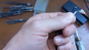 Порвался кабель на зарядном устройстве ноутбука! Сейчас исправим.