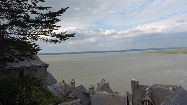 Приливы и отливы в Мон Сен Мишель смотреть онлайн