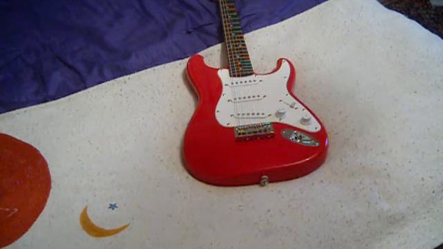 unboxing a Squier Mini Stratocaster смотреть онлайн