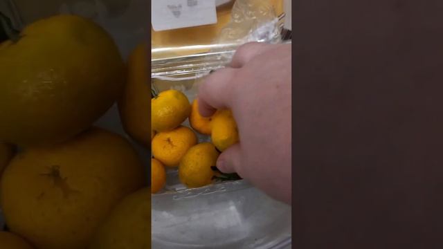 Отличные мандарины из озон фреш, ищите фото на озон с оранжево-зелеными мандаринами #озон #мандаины