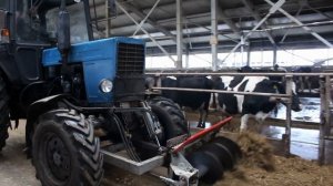 МТЗ 80-82 с подталкивателем кормов от белорусского производителя.