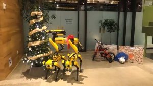 Робопсы Boston Dynamics украсили новогоднюю елку