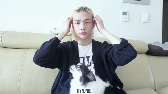 just hwang hyunjin tying his hair..... смотреть онлайн
