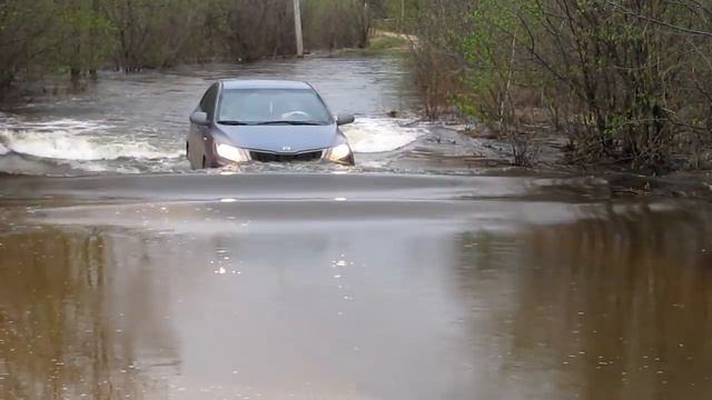 Пересекаем брод на Kia Rio 3. Бездорожье и проходимость. смотреть онлайн
