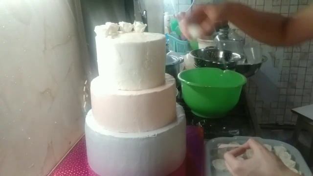 Сборка и украшение трехярусного торта
