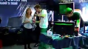 Роза замерзает в жидком азоте!