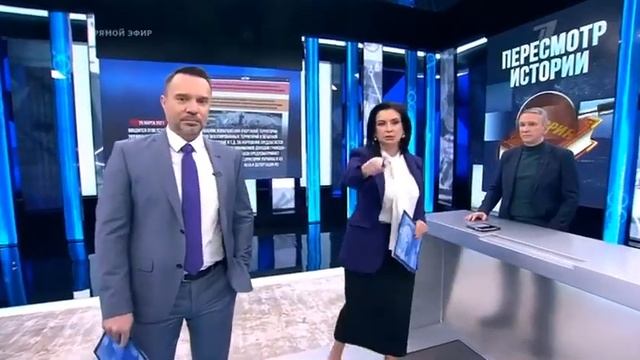 Ведущая упала в прямом эфире (Первый канал, 29.03.2021)