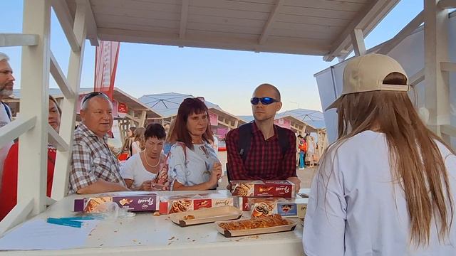 Продегустировали бесплатно, очень вкусные рулетики на фестивале