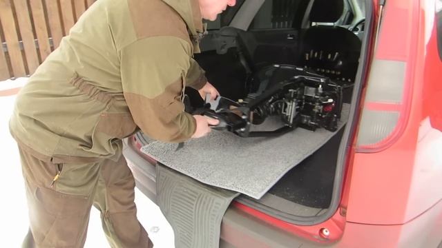 погрузка мотора Сузуки 20 4Т в автомобиль на "правильный бок"