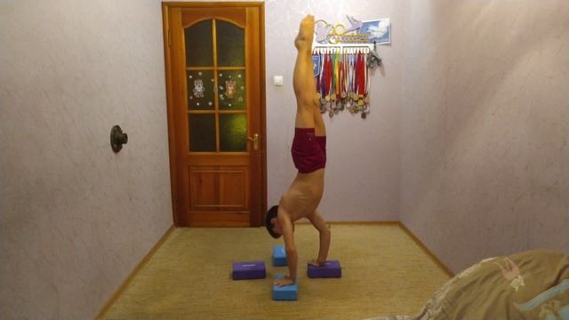 Сложные отжимания в стойке на руках. Difficult handstand push-ups.