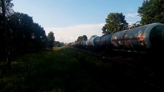 2ТЭ10М-3605 с грузовым поездом. смотреть онлайн