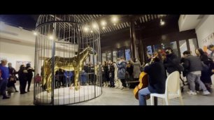 Необычная арт выставка в Сучжоу, Золотой конь в клетке и шоу на виолончели (Лайф видео)