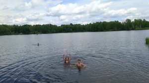 В этом видео мы с семьей снова в деревне, погода отличная, катаемся на лодке.