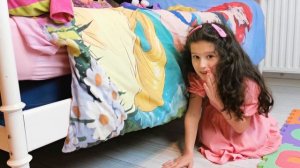 Алис и её монстр под кроватью | Monsters under my bed | Funny Story for kids