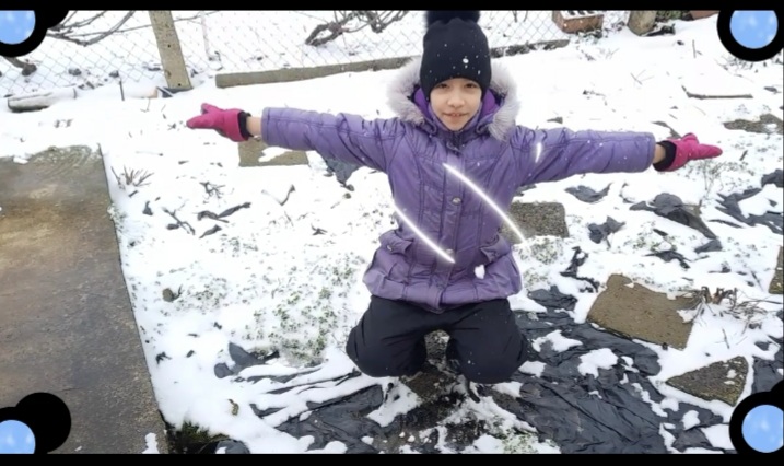 Снег идет, по щекам мне бьет... Алинка и Антошка играют со снегом! Выпал снег! ☃️❄?