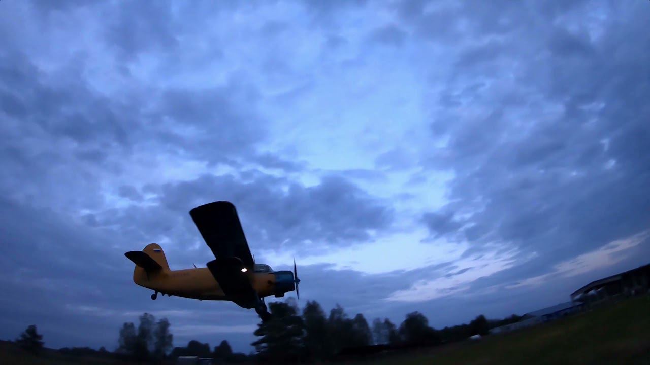 Очень низкий полет поршневого самолета Ан-2 над землей вечером смотреть онлайн
