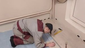 Как укладывать ламинат на пол своими руками - снято на видео