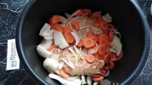 Рассыпчатый кускус с куриным филе, луком и морковью в мультиварке