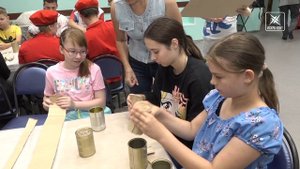 Осветить теплом сердец. Юные воскресенцы изготовили блиндажные свечи