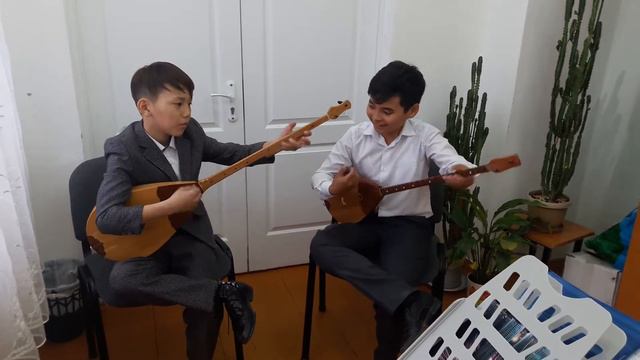 Красивое исполнение на домбре . Уральск . 1 смотреть онлайн