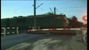 4 человека попали под поезд!. Выжили все!!. а один даже...